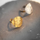 Anillo ajustable con apertura de acero titanio con textura de ojo retro