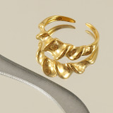 Anillo abierto chapado en oro de 18 quilates con revestimiento de acero inoxidable con rayas en espiral retro