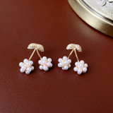 1 par de pendientes colgantes de perlas artificiales de cobre con incrustaciones de flores en forma de corazón para mujer