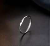 Anillo abierto con revestimiento de cobre y letras de estilo simple