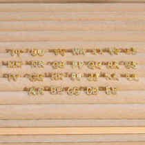 1 par de pendientes chapados en oro con incrustaciones de letras de estilo simple y circonita de cobre