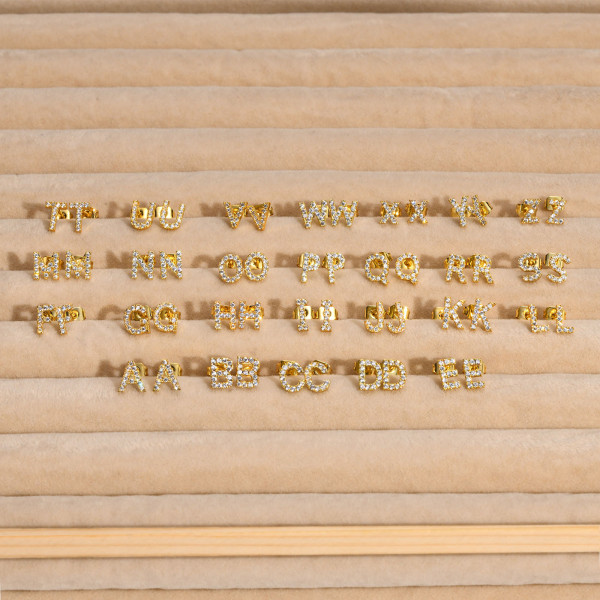 1 par de pendientes chapados en oro con incrustaciones de letras de estilo simple y circonita de cobre