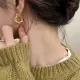 1 par de aretes retro de cobre torcidos de color sólido