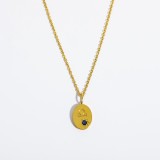Collar con colgante chapado en oro de 18 quilates con incrustaciones de acero y titanio con letras de estilo simple informal