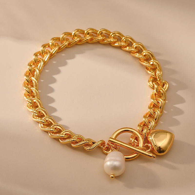 Pulseras chapadas en oro de 18K con chapado en latón y perlas de imitación en forma de corazón con gotas de agua elegantes para mujer