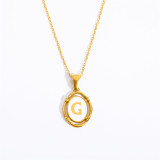 Collar chapado en oro con revestimiento de acero y titanio con letra Lady Commute