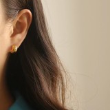 1 par de pendientes chapados en oro de 18 quilates con revestimiento asimétrico en forma de C de estilo moderno