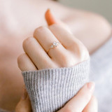 Nuevo anillo de compromiso chapado en oro y cobre con incrustaciones de diamante cuadrado y circonita para mujer
