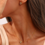 Elegante flor de acero inoxidable con incrustaciones de perlas y circonitas, collar chapado en oro de 18 quilates