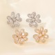 1 par de pendientes chapados en oro blanco con incrustaciones de flores de estilo dulce y sencillo