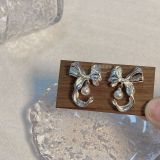 1 par de pendientes colgantes de cobre chapados en perlas con nudo de lazo de estilo Simple y dulce