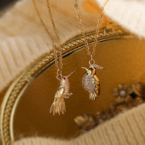 Collar con colgante chapado en oro de 18 quilates con incrustaciones de cobre y pájaro de viaje de estilo simple
