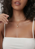 Collar con colgante de perlas artificiales con incrustaciones de cobre geométrico elegante