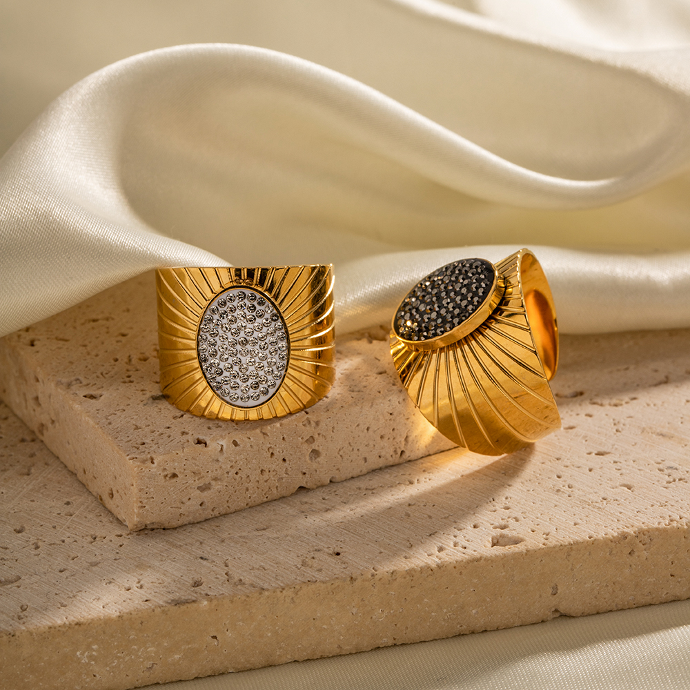 Anillo de banda ancha chapado en oro de 18 quilates con incrustaciones de diamantes de imitación con incrustaciones de acero inoxidable ovalado retro