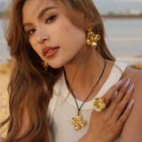 Collar retro de aretes chapados en oro de 18 quilates con revestimiento de acero inoxidable con flor de color sólido