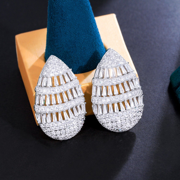 1 par de pendientes de tuerca chapados en rodio chapados en oro blanco con incrustaciones de piedras preciosas artificiales de cobre con incrustaciones de nudo de lazo ovalado de estilo Simple elegante