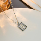 Collar con colgante de diamante artificial con incrustaciones de acero titanio y letras de Glam Streetwear
