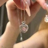 Collar con colgante de circonita con diamantes de imitación y incrustaciones de cobre en forma de corazón brillante, 1 pieza