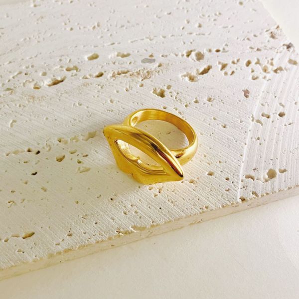 Anillos chapados en acero inoxidable con labios de moda 1 pieza