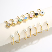 Brazalete chapado en oro de 18 quilates con incrustaciones de piedras preciosas artificiales y perlas de acero inoxidable con flor dulce de estilo moderno