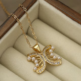 Collar con colgante chapado en oro de 18 quilates con perlas artificiales y incrustaciones de cobre de mariposa de viaje de estilo simple