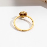 Elegantes anillos redondos chapados en oro de 14 quilates con incrustaciones de perlas artificiales de acero inoxidable