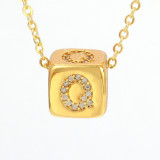 Collar con colgante chapado en oro de 18 quilates con incrustaciones de cobre y letras de estilo simple