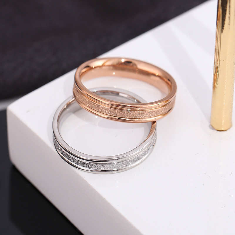 Elegantes anillos de acero de titanio de color sólido a granel