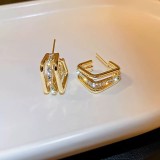 1 par de pendientes chapados en oro de 14 quilates con incrustaciones de cobre y diamantes de imitación artificiales brillantes en forma de U