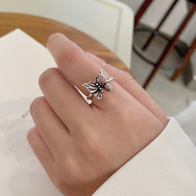 Anillo abierto con baño de cobre y mariposa dulce