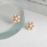 1 par de pendientes de circonita con perlas artificiales chapadas en cobre y flores a la moda