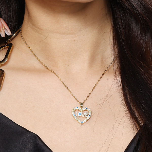 Collar con colgante chapado en oro de 18 quilates con incrustaciones de latón y acero inoxidable con forma de corazón, ojo del diablo, letra básica elegante