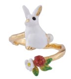 Lindo anillo abierto de epoxi de cobre con manzana y flor de conejo