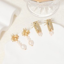 1 par de pendientes colgantes chapados en oro con perlas de agua dulce de cobre con incrustaciones de insectos novedosos