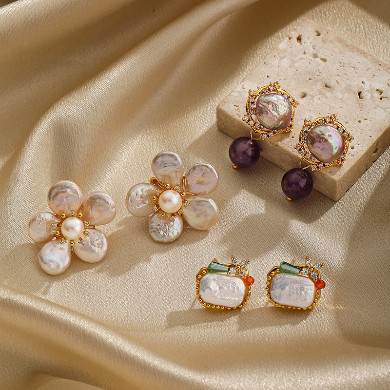 1 par de pendientes colgantes chapados en oro de 18 quilates con incrustaciones de cobre y cristal Artificial, perlas de agua dulce