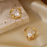 1 par de pendientes chapados en oro de 18 quilates con incrustaciones irregulares de perlas de cobre de estilo simple