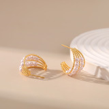 1 par de pendientes elegantes chapados en forma de C con incrustaciones de cobre y perlas artificiales chapados en oro de 18 quilates