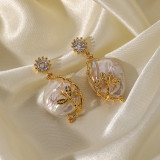 1 par de pendientes colgantes chapados en oro de 18 quilates con incrustaciones de hojas brillantes y perlas de cobre