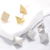 1 par de pendientes elegantes chapados en latón con forma de pirámide brillante con incrustaciones de circonita chapados en oro de 18 quilates