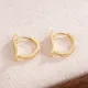 1 par de pendientes chapados en oro de 14 quilates con incrustaciones de cobre y circonita de estilo simple en forma de C