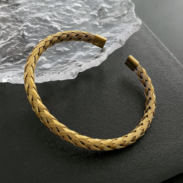 Brazalete redondo de titanio con revestimiento de acero de estilo moderno