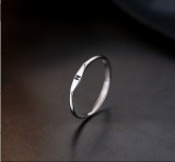 Anillo abierto con revestimiento de cobre y letras de estilo simple