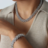 Collar de pulseras ahuecadas con revestimiento de acero de titanio de color sólido estilo simple informal
