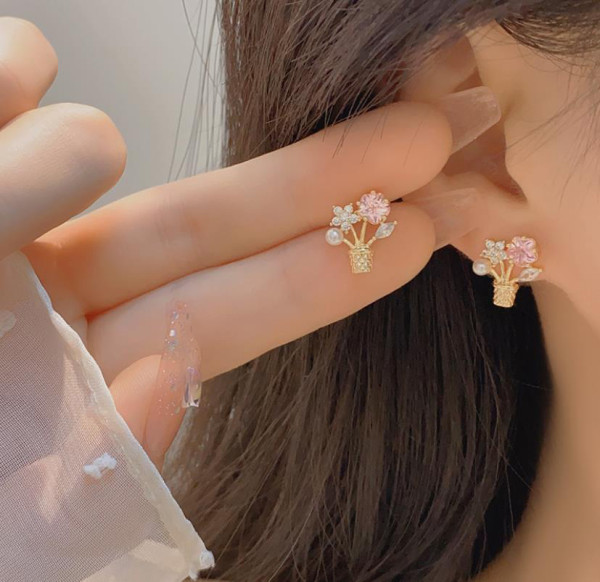 1 par de pendientes chapados en oro de 14 quilates con incrustaciones de flores y circonitas de cobre de estilo sencillo y bonito