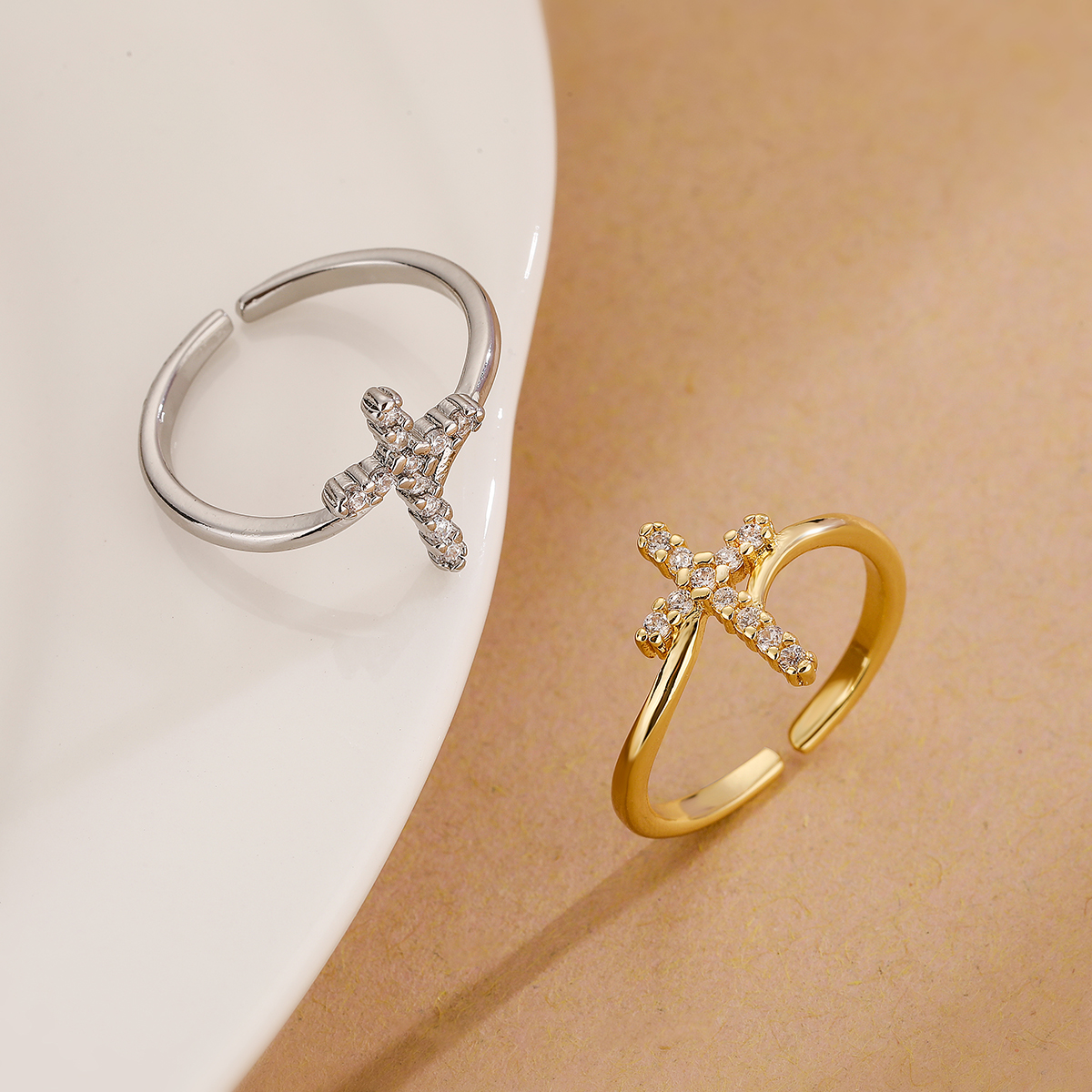 Anillos abiertos chapados en oro del Zircon 18K del embutido de cobre cruzado del viaje simple del estilo