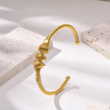 Pulseras de puño plateadas en oro de 18K con revestimiento de acero inoxidable con rayas en espiral de estilo Simple al por mayor