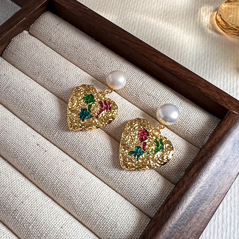 1 par de elegantes pendientes colgantes chapados en oro de 18 quilates con forma de corazón y estilo retro