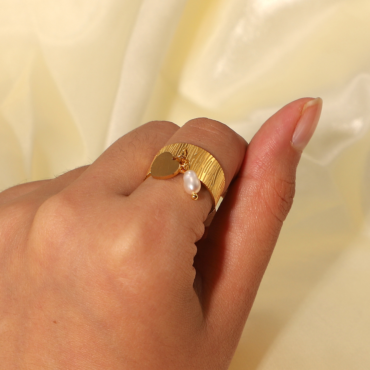 Anillo geométrico Anillo abierto con colgante de perlas en forma de corazón de acero inoxidable de oro de 18 quilates