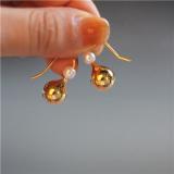 1 par de ganchos para la oreja de cobre y perlas artificiales chapados en gotas de agua para mujer