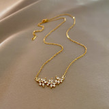 Collar con colgante de diamantes de imitación con incrustaciones de perlas de cobre y acero titanio y mariposa, flor a la moda, 1 pieza
